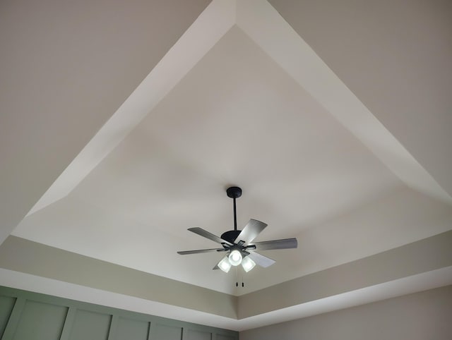 1452 Purtle Rd, Lafayette, TN 37083 - detailed view of a ceiling fan