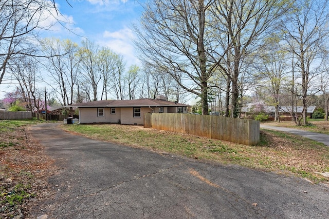 276 E Porters Bluff Rd E, Clarksville, TN 37040 - view of front of home with stucco siding, fence, and aphalt driveway