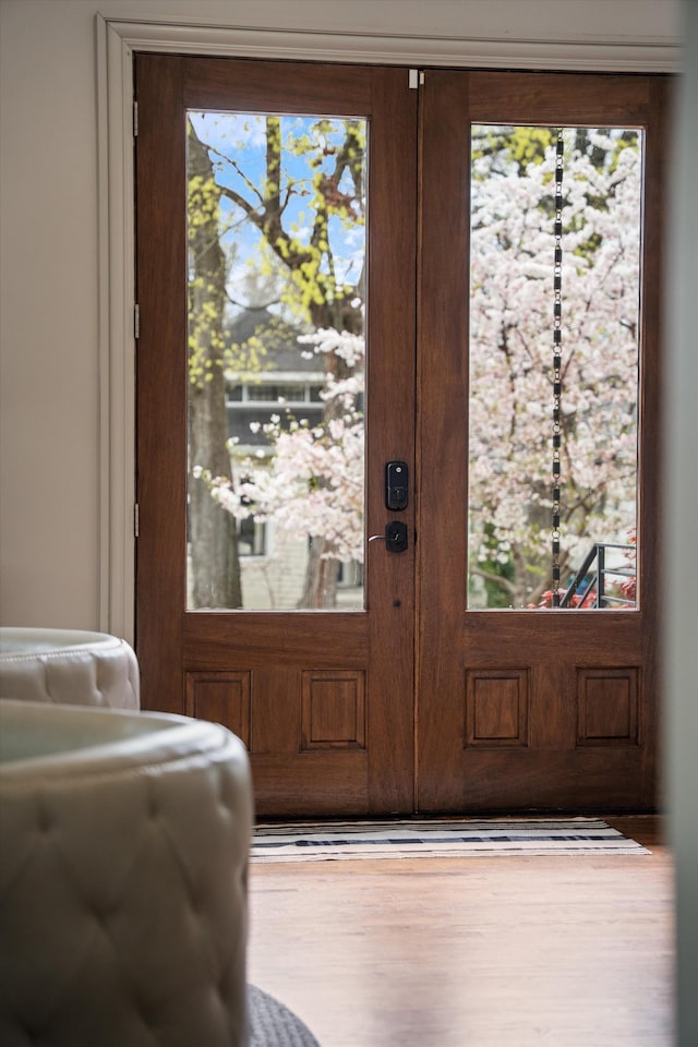 924 Gilmore Ave, Nashville, TN 37204 - foyer entrance with wood finished floors and a wealth of natural light