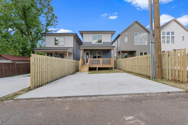 view of front facade featuring ceiling fan, fence private yard, and covered porch