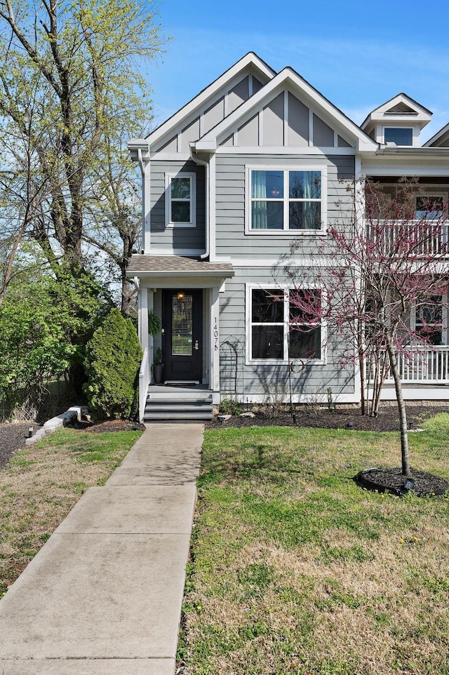 view of front of house with a front lawn