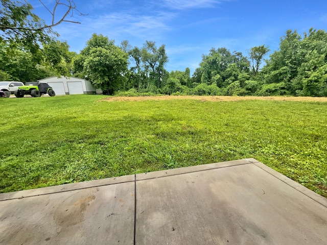 851 Salem Rd, Clarksville, TN 37040 - view of grassy yard featuring a detached garage