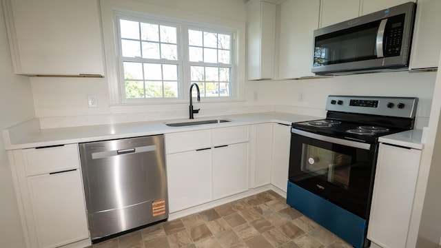 259 W End Hts, Lebanon, TN 37087 - kitchen featuring a sink, light countertops, stainless steel appliances, and white cabinetry