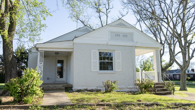 259 W End Hts, Lebanon, TN 37087 - bungalow featuring covered porch, a front yard, and brick siding