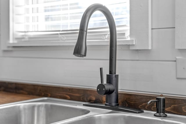room details featuring a sink