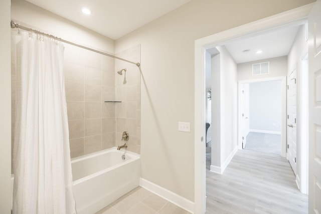 bathroom with baseboards, visible vents, recessed lighting, and shower / tub combo