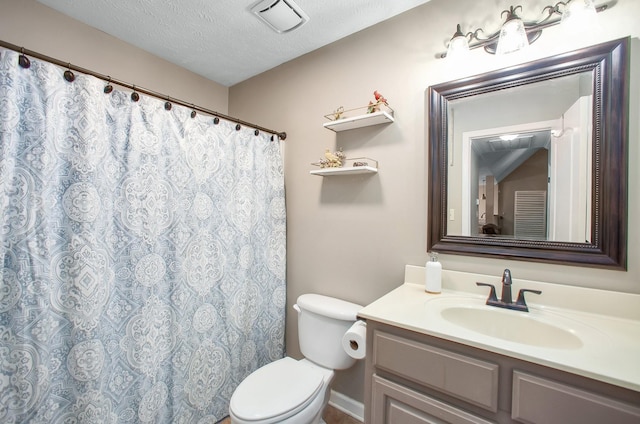 full bathroom with vanity, toilet, a textured ceiling, visible vents, and curtained shower