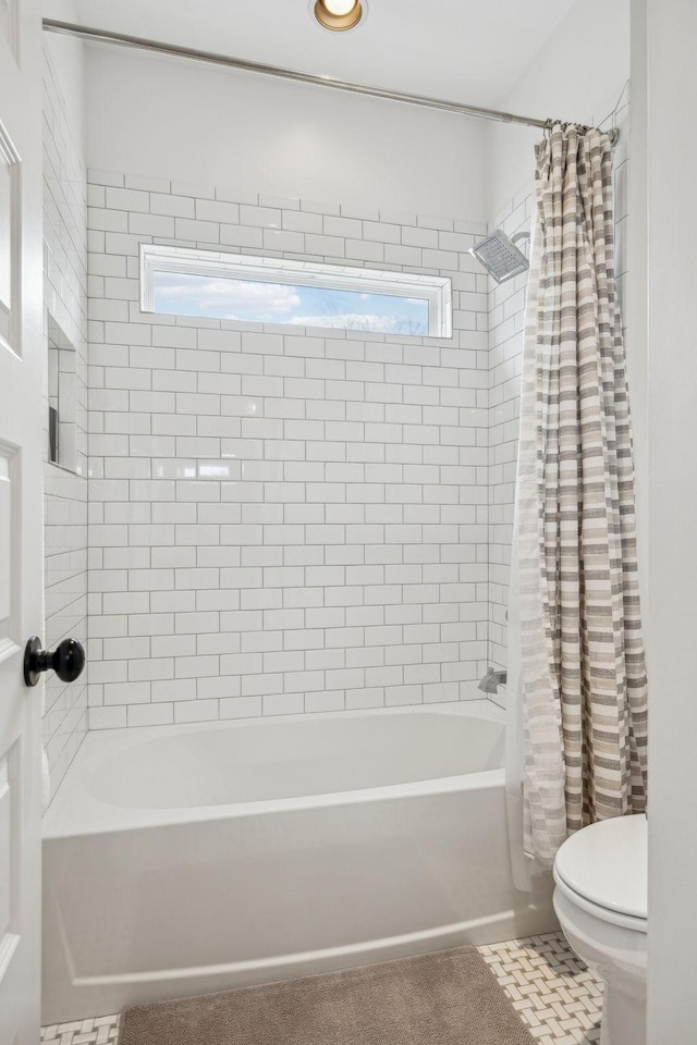 1547 Battlefield Dr, Nashville, TN 37215 - bathroom featuring a wealth of natural light, toilet, and shower / bath combination with curtain