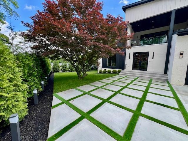 3848 Granny White Pike, Nashville, TN 37204 - view of grassy yard with a balcony