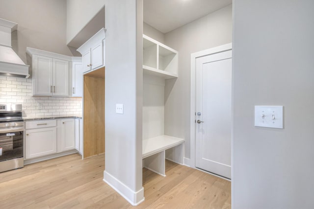 5560 Sinclair Ct, Murfreesboro, TN 37127 - mudroom featuring light wood-type flooring and baseboards