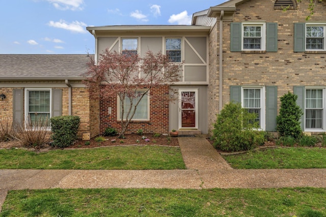 view of front facade featuring brick siding