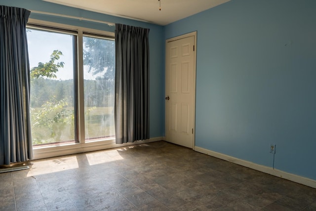 2589 Presley Ridge Rd, Sardis, TN 38371 - empty room featuring a wealth of natural light, visible vents, and baseboards