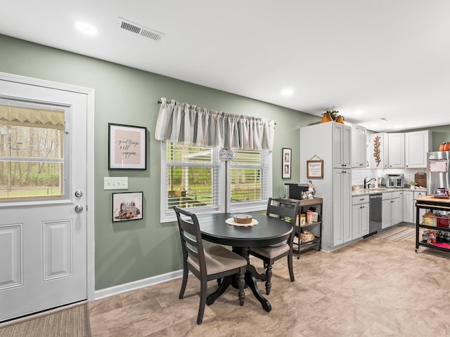dining space with baseboards, visible vents, and recessed lighting