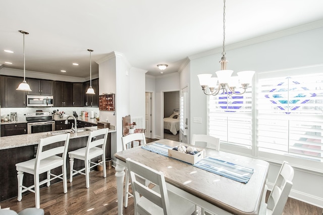 dining room with crown molding, recessed lighting, dark wood-style flooring, baseboards, and a chandelier