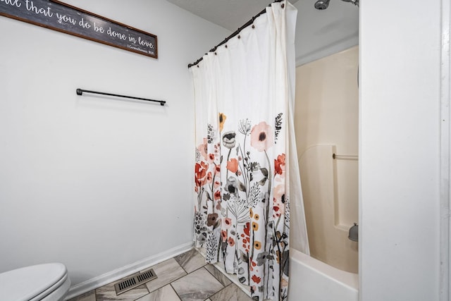 full bathroom featuring baseboards, visible vents, toilet, and shower / tub combo