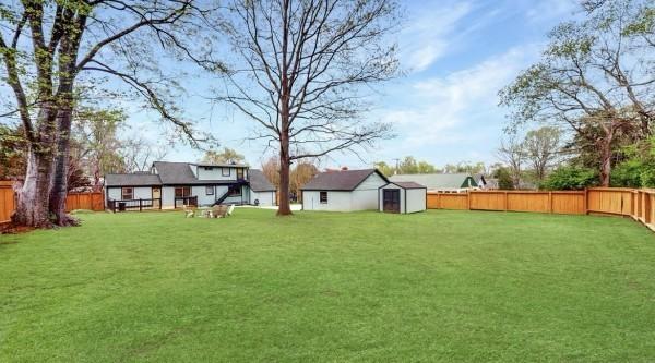 view of yard with an outdoor structure and a storage shed