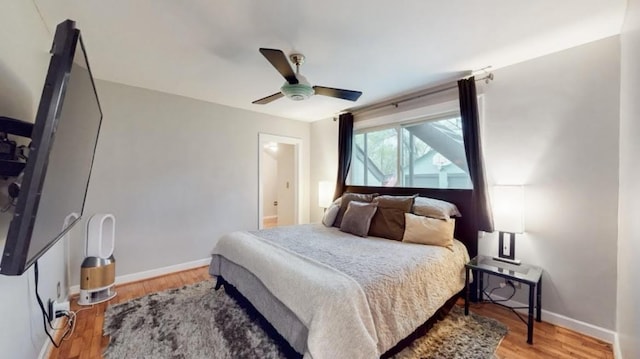 bedroom featuring light wood-style flooring, baseboards, and ceiling fan