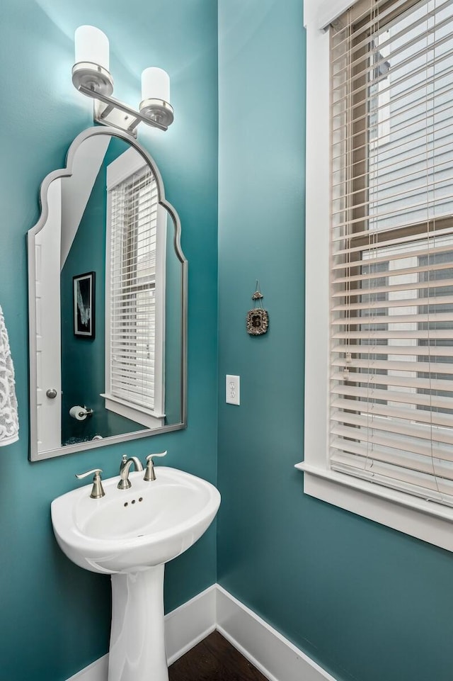1701 Glen Echo Rd, Nashville, TN 37215 - bathroom featuring baseboards
