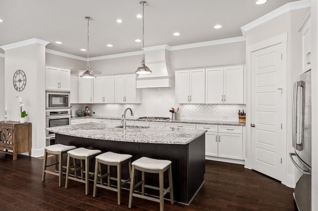 1701 Glen Echo Rd, Nashville, TN 37215 - kitchen with a kitchen bar, dark wood finished floors, a center island with sink, a sink, and appliances with stainless steel finishes