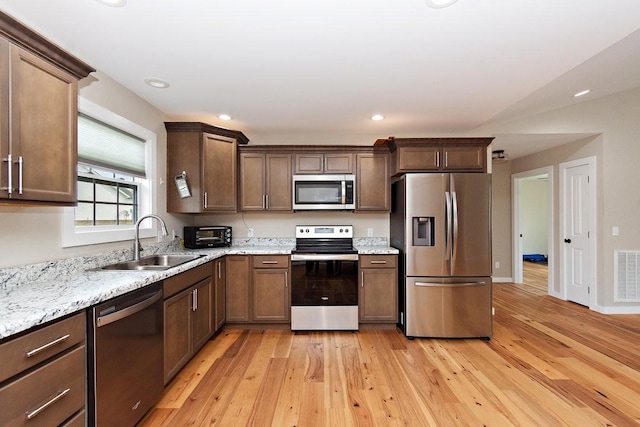 kitchen with a sink, light wood-type flooring, stainless steel appliances, visible vents, and recessed lighting