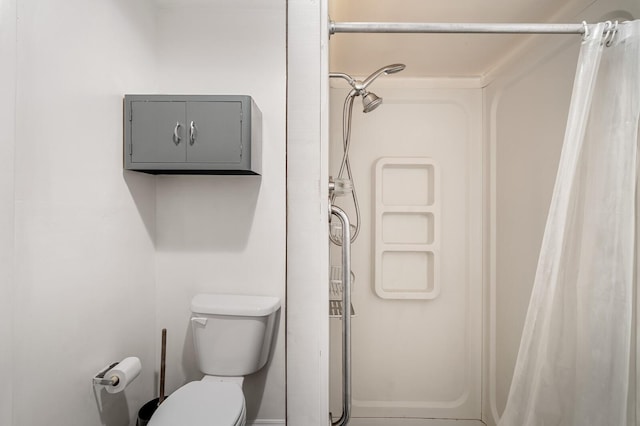 full bath featuring a shower with curtain and toilet