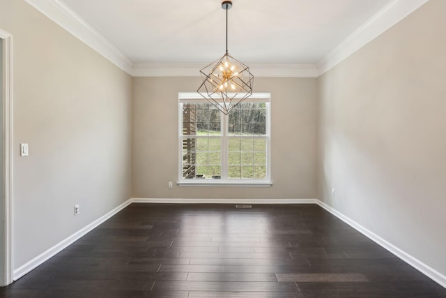 unfurnished room with an inviting chandelier, ornamental molding, dark wood-type flooring, and baseboards
