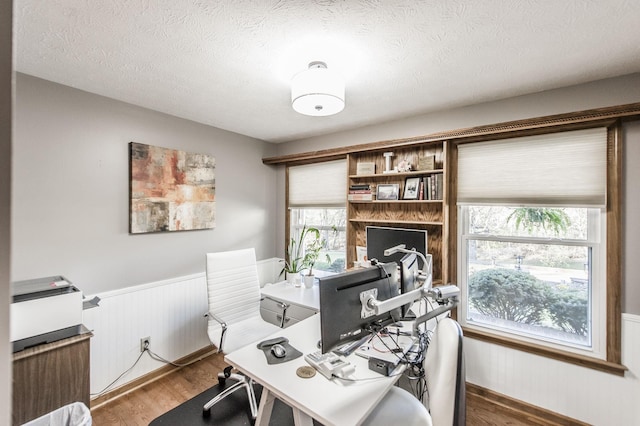 5267 Lickton Pike, Goodlettsville, TN 37072 - office space featuring a textured ceiling, wood finished floors, and wainscoting