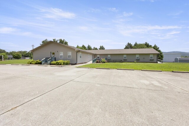 328 Cumberland St W, Cowan, TN 37318 - ranch-style house with uncovered parking and a front lawn