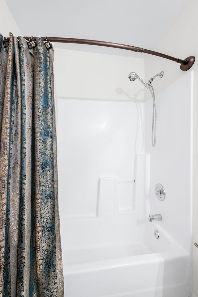 full bath with shower / tub combo