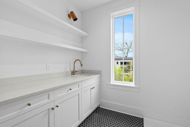 3411 Richards St, Nashville, TN 37215 - bar featuring baseboards and a sink