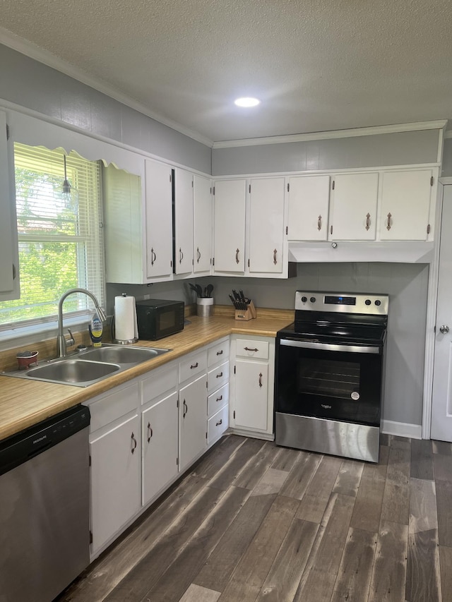 kitchen featuring a sink, dark wood-style flooring, a textured ceiling, crown molding, and stainless steel appliances