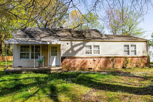 tri-level home with brick siding, fence, crawl space, and a front yard