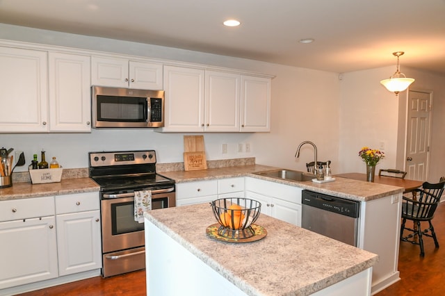 602 Bradburn Village Cir, Antioch, TN 37013 - kitchen with dark wood-style flooring, a sink, stainless steel appliances, and a peninsula