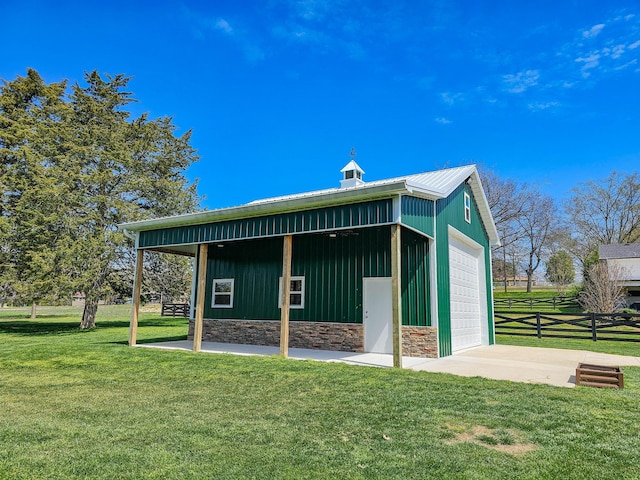 view of outdoor structure featuring an outdoor structure