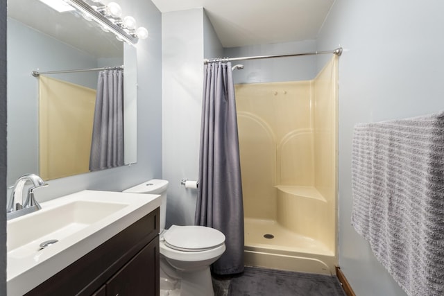 bathroom with toilet, a shower with curtain, and vanity