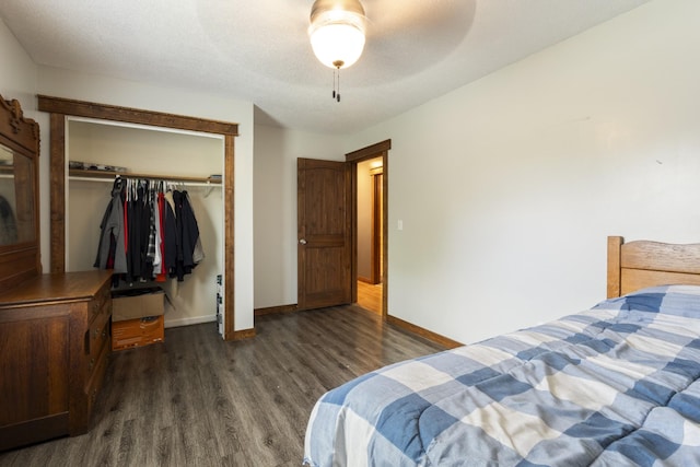 bedroom featuring ceiling fan, a textured ceiling, a closet, wood finished floors, and baseboards