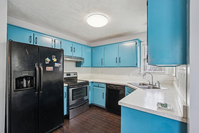 kitchen featuring a sink, under cabinet range hood, blue cabinets, and black appliances