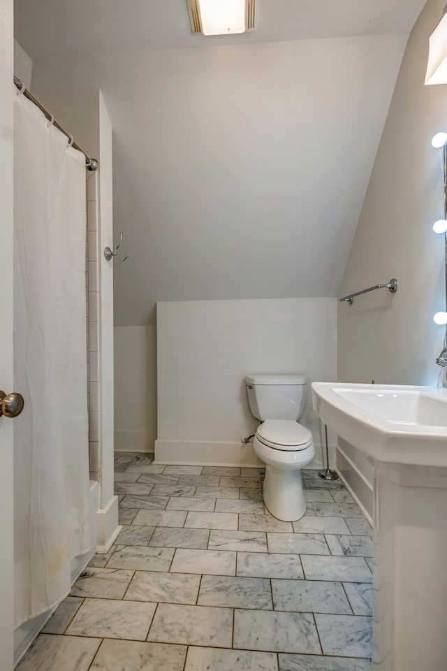 bathroom featuring vaulted ceiling, toilet, baseboards, visible vents, and curtained shower