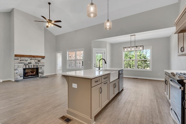 198 Creekside Dr, Lewisburg, TN 37091 - kitchen with light countertops, visible vents, appliances with stainless steel finishes, a sink, and open floor plan