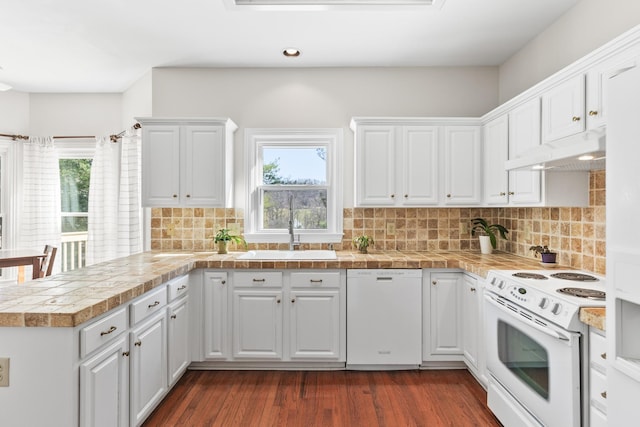 812 Deer Foot Ct, Nashville, TN 37221 - kitchen featuring white cabinetry, white appliances, under cabinet range hood, a sink, and a peninsula