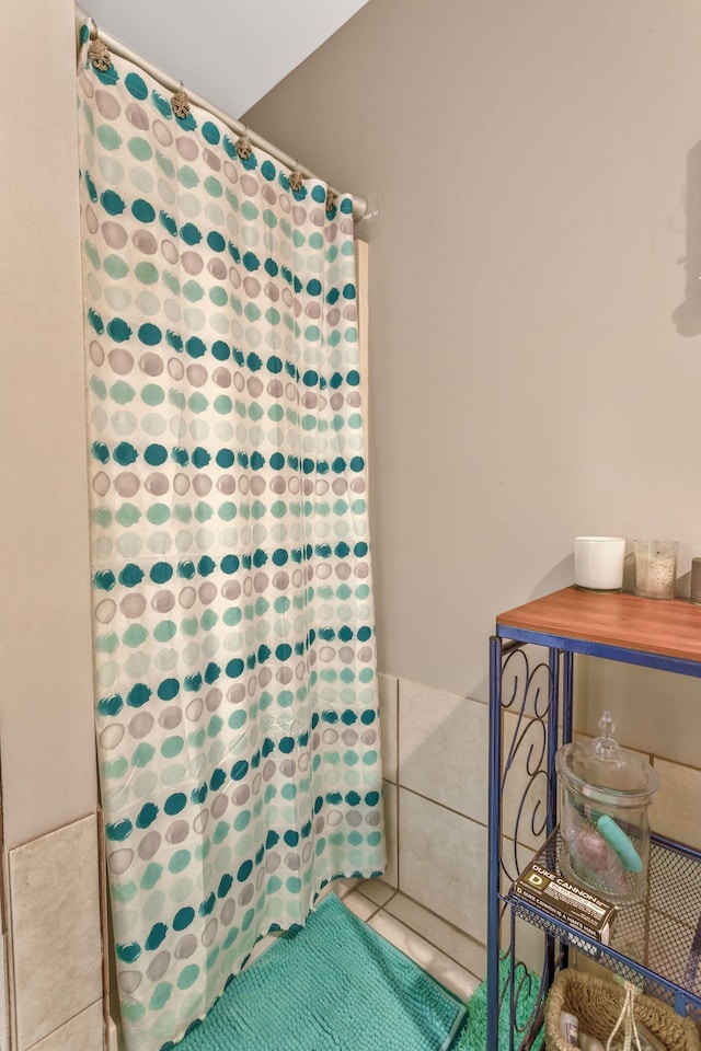 full bath with tile patterned floors and curtained shower
