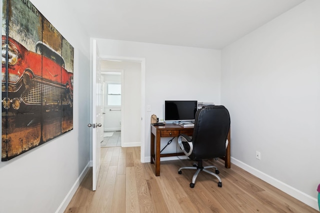 1048 Edgewater Cir, Gallatin, TN 37066 - office space with light wood finished floors and baseboards