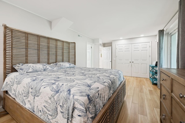 1048 Edgewater Cir, Gallatin, TN 37066 - bedroom featuring recessed lighting, a closet, visible vents, and light wood-type flooring