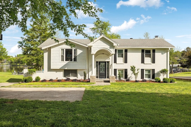 1048 Edgewater Cir, Gallatin, TN 37066 - bi-level home with roof with shingles, brick siding, and a front lawn