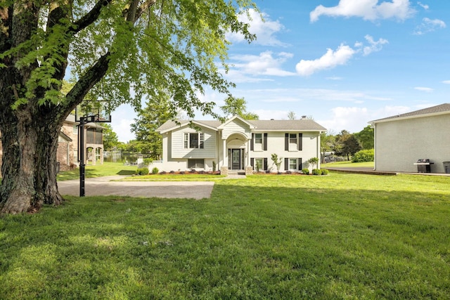 1048 Edgewater Cir, Gallatin, TN 37066 - exterior space featuring a front lawn