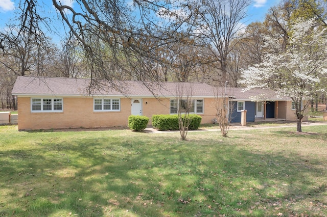 ranch-style house featuring a front yard
