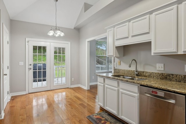 kitchen featuring dishwasher, a sink, light wood-type flooring, a chandelier, and vaulted ceiling