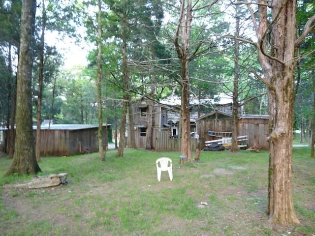 view of yard featuring an outdoor structure