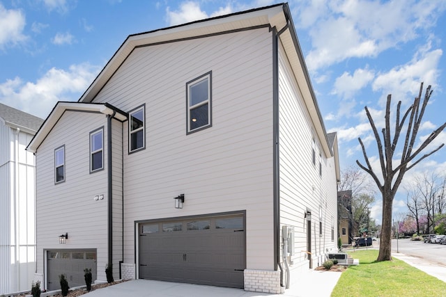 3106B Wellington Ave, Nashville, TN 37212 - view of side of property featuring a garage, driveway, and a yard