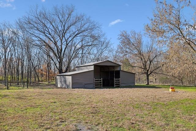 view of pole building featuring a yard